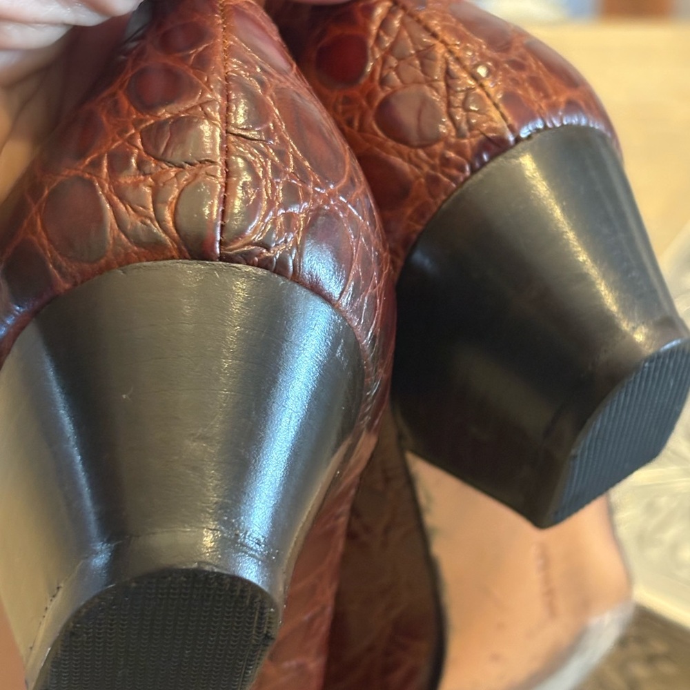 Salvatore Ferragamo Vara Croc-Embossed leather Bow Flats with Gold Plaque - Picture 5 of 11